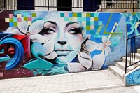 A bela cara brilha fora de flores, arte de rua, Comuna 13, Medellïn. Colômbia, América do Sul.
