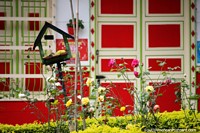 Jardim de rosas e fachadas coloridas, vista do parque central em Jardin. Colômbia, América do Sul.