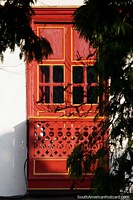 Las coloridas puertas y ventanas de madera en Jardin son una verdadera atracción - rojo brillante. Colombia, Sudamerica.