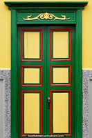 Puerta verde y amarilla con diseño de cuadros, la arquitectura de Jardin. Colombia, Sudamerica.
