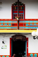 Os edifícios do Jardin são pintados com cores vivas e bem conservados. Colômbia, América do Sul.