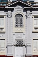 Edifício histórico com fachada cinzenta construída em 1927 em Pereira. Colômbia, América do Sul.