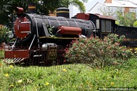 Trem preto e vermelho em Pereira, a cidade tem uma história de ferrovias. Colômbia, América do Sul.