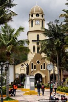 Nossa Senhora do Carmo, a igreja da Plaza Bolivar em Salento. Colômbia, América do Sul.