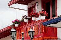 Linda varanda vermelha com vasos de flores, casa bem decorada em Salento. Colômbia, América do Sul.