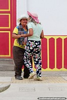 Pareja de vecinos de Salento bailan juntos en la calle. Colombia, Sudamerica.