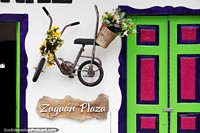 Bicicleta decorada con flores, portada de colores, linda fachada en Zaguan Plaza, Salento. Colombia, Sudamerica.