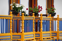Balcones de madera y flores frescas decoran las encantadoras calles de Salento. Colombia, Sudamerica.