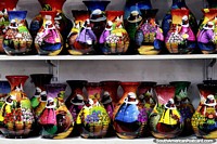 Vasos / urnas pintados com detalhes e cores incríveis no centro de artes em Salento. Colômbia, América do Sul.