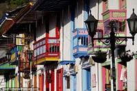 Calles rebosantes de coloridos balcones, puertas y flores en Salento. Colombia, Sudamerica.