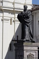 Versão maior do Camilo Torres (1929-1966), sacerdote e socialista, estátua na Plaza San Francisco em Popayan.