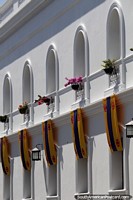 Hermosos arcos y flores, los edificios en Popayán están muy bien cuidados. Colombia, Sudamerica.