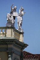 Versão maior do Duas figuras femininas comemoram no alto do Teatro Municipal de Popayan.
