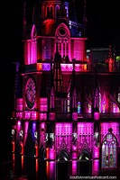 Versión más grande de ¿Alguna vez has visto una iglesia rosa? La famosa iglesia gótica de Las Lajas en Ipiales.