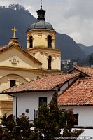 Hermosa vista en Bogotá de la Iglesia La Candelaria y techos de tejas rojas. Colombia, Sudamerica.
