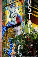 Espectacular mural de una mujer sonriente y un tigre al costado de un hostal en Bogotá. Colombia, Sudamerica.