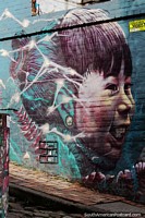 Chica con cara feliz, Bogotá es una ciudad con mucho arte callejero. Colombia, Sudamerica.