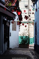 Pasadizo de corazones rojos de amor, zona bohemia en La Candelaria de Bogotá. Colombia, Sudamerica.