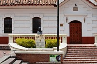 Prédios na Plaza Central de Paipa, ao redor da igreja e prédios do governo. Colômbia, América do Sul.