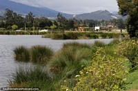 Mientras esté en Paipa, camine o ande en bicicleta alrededor del lago Sochacota y respire el aire. Colombia, Sudamerica.