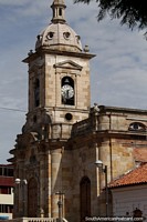Versão maior do Igreja de San Miguel Arcangel em Paipa, com um torre de relógio e sineira.