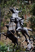 Cascada de hombres a caballo portando lanzas, un gran monumento en el Pueblito Boyacense en Duitama. Colombia, Sudamerica.