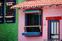 Janelas decoradas com caixilharia de madeira com desenhos coloridos na Pueblito Boyacense em Duitama. Colômbia, América do Sul.