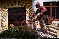 Homem em uma bicicleta criada a partir de sucata e porcas e parafusos, arte em exibição em Sogamoso. Colômbia, América do Sul.