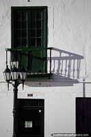 Sombra da varanda, porta verde e postes de luz. arquitetura em Tunja. Colômbia, América do Sul.