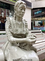 Tejedora de Macrame, escultura de una mujer tejiendo macramé en Duitama. Colombia, Sudamerica.