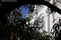 Janela redonda e fachada branca da catedral em Monteria. Colômbia, América do Sul.
