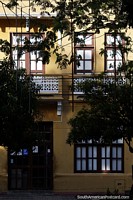 Versión más grande de Edificio amarillo bien cuidado con balcones en el Parque Bolívar en Montería.