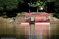 É um barco ou uma plataforma flutuante? Você decide. Rio Sinu, Monteria. Colômbia, América do Sul.