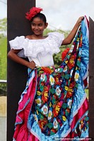 Señorita en traje tradicional, colorido y top blanco, Monteria. Colombia, Sudamerica.
