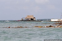 Cabana com telhado de palha em um cais nas ilhas do Golfo de Morrosquillo, Tolu. Colômbia, América do Sul.