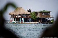 Casa no meio do oceano, também pode ser uma base para diversão aquática na Ilha Tintipan. Colômbia, América do Sul.