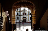 Vista através da arcada do antigo mercado em direção à igreja de Lady Maria in Mompos. Colômbia, América do Sul.