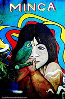 Versão maior do Menino indígena com um papagaio sentado em uma flauta de madeira, belo mural em Minca.