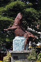 Barcino (un hombre domando un toro), monumento en Neiva en la Plaza Civica Los Libertadores. Colombia, Sudamerica.