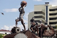 A estátua se irrita com os pombos sentados em cima dele e joga uma bola em um deles em Neiva. Colômbia, América do Sul.