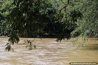 El río Magdalena en Neiva, un lugar para disfrutar de la naturaleza y la vida silvestre. Colombia, Sudamerica.