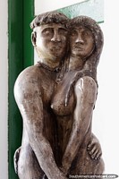 Escultura de hombre y mujer, bronce o cerámica, Museo Caquetá en Florencia. Colombia, Sudamerica.
