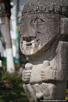 Estatua de piedra en el Parque Bolívar en San Agustín, se han encontrado más de 500 de estas. Colombia, Sudamerica.