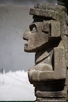 Figura de pedra com rosto sério em San Agustín, em exibição no Parque Bolivar. Colômbia, América do Sul.