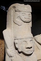 Primera foto del grupo del Parque Arqueológico San Agustín, 2 figuras de piedra arriba y abajo. Colombia, Sudamerica.