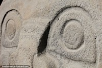 Ojos de la figura en forma de triángulo en el suelo en Mesita B, Parque Arqueológico San Agustín. Colombia, Sudamerica.