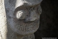 Estátua de pedra com olhos redondos, muitos detalhes no rosto do Parque Arqueológico de San Agustín. Colômbia, América do Sul.