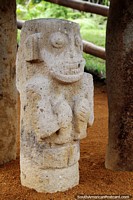 Versión más grande de Figura de mono hecha de roca volcánica, misteriosos descubrimientos en Isnos cerca de San Agustín.