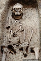 Esqueleto deitado acima de um caixão feito de pedra vulcânica no Museu Arqueológico Villa Real em San Agustín. Colômbia, América do Sul.