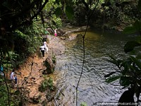 A caminhada até a Cachoeira do Fim do Mundo é uma ótima experiência na selva em Mocoa. Colômbia, América do Sul.